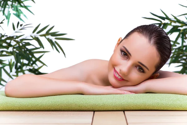 Mujer joven disfrutando de tratamiento de spa —  Fotos de Stock