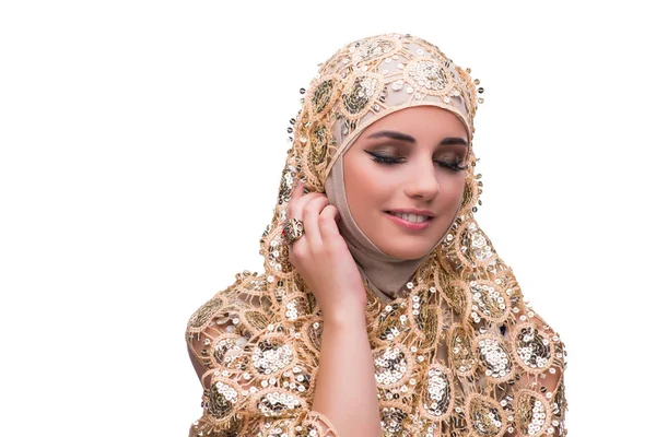 Mulher muçulmana em tampa de ouro isolado em branco — Fotografia de Stock