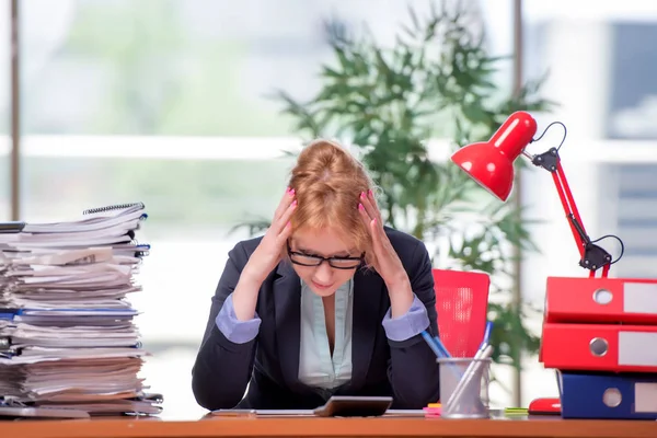 Geschäftsfrau arbeitet im Büro — Stockfoto