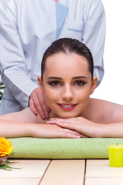 Mujer durante la sesión de masaje en el salón de spa —  Fotos de Stock