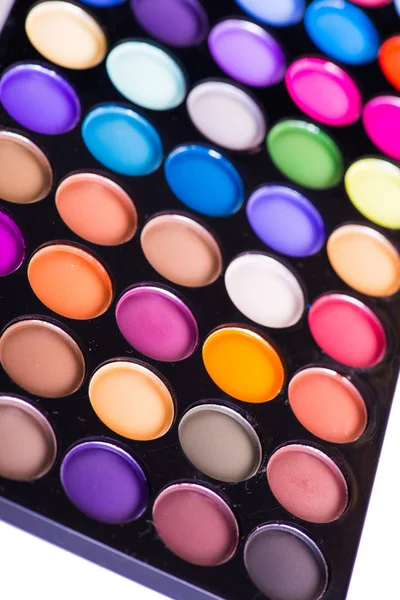 Набор красочных теней для макияжа, изолированных на белом — стоковое фото