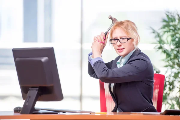 Zakenvrouw werkzaam op kantoor — Stockfoto