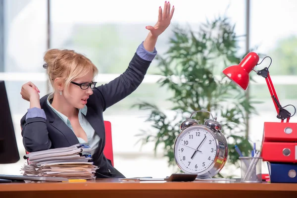 Femme d'affaires travaillant dans le bureau — Photo