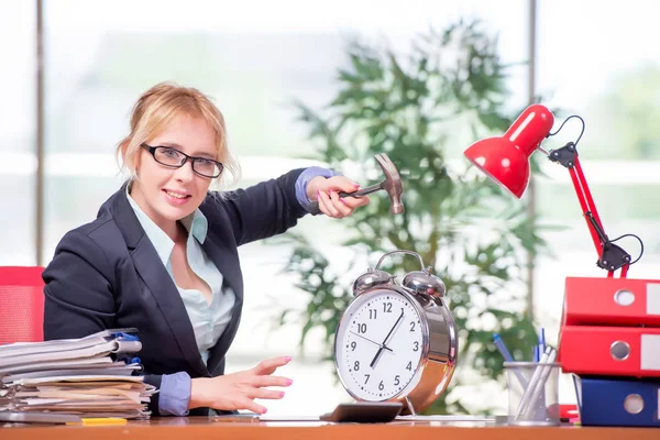 Geschäftsfrau arbeitet im Büro — Stockfoto