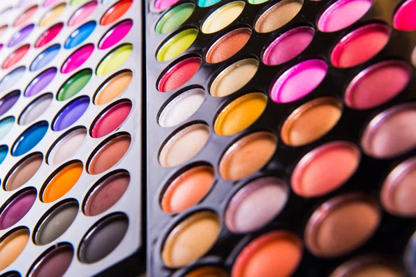 Sada barevných stínů pro make-up izolované na bílém — Stock fotografie