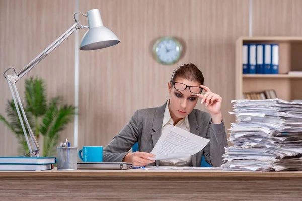 Femme d'affaires travaillant dans le bureau — Photo