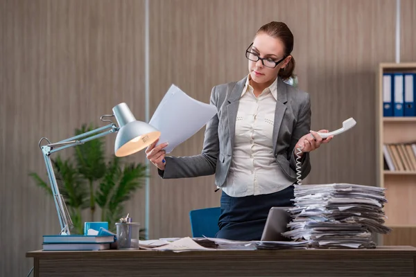 Femme d'affaires travaillant dans le bureau — Photo