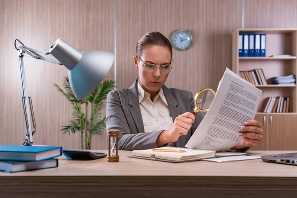 Empresária que trabalha no escritório — Fotografia de Stock