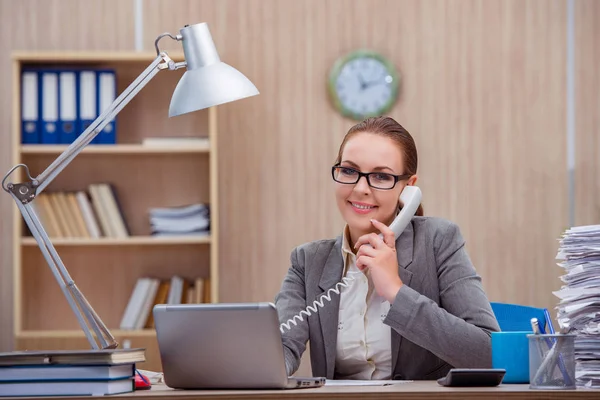 Ocupada secretaria estresante mujer bajo estrés en la oficina — Foto de Stock
