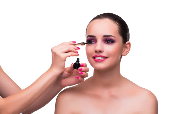 Kvinna att få make-up isolerad på vit — Stockfoto