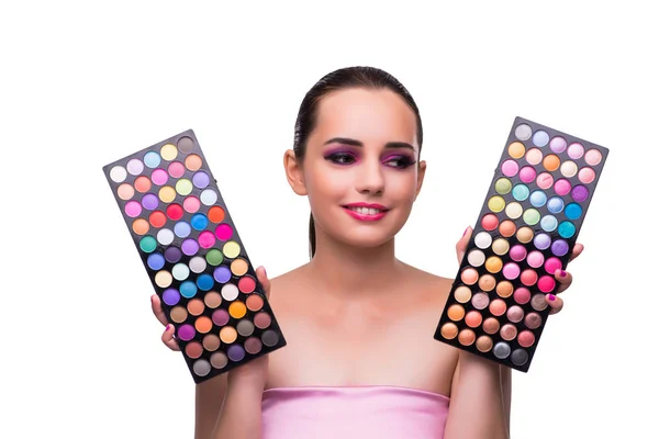 Mujer eligiendo colores para su maquillaje — Foto de Stock