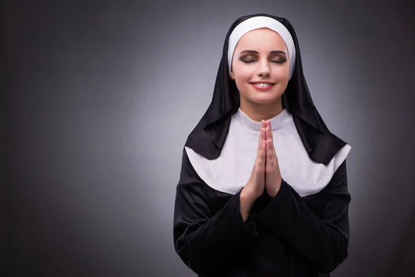 Freira religiosa no conceito de religião contra fundo escuro — Fotografia de Stock