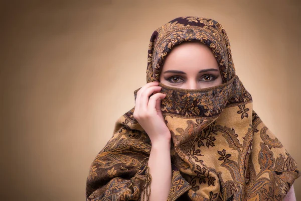 Geleneksel Müslüman kılığına girmiş genç kadın — Stok fotoğraf