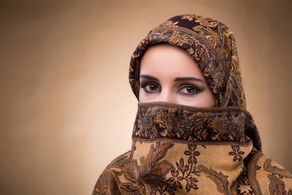 Jonge vrouw in traditionele islamitische kleding — Stockfoto