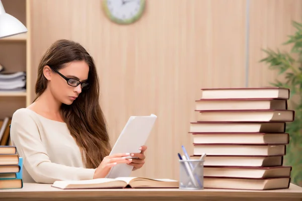 Jovem estudante se preparando para exames universitários — Fotografia de Stock