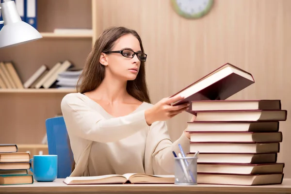 Jovem estudante se preparando para exames universitários — Fotografia de Stock