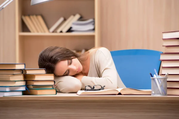 Junge Studentin bereitet sich auf Uni-Prüfungen vor — Stockfoto