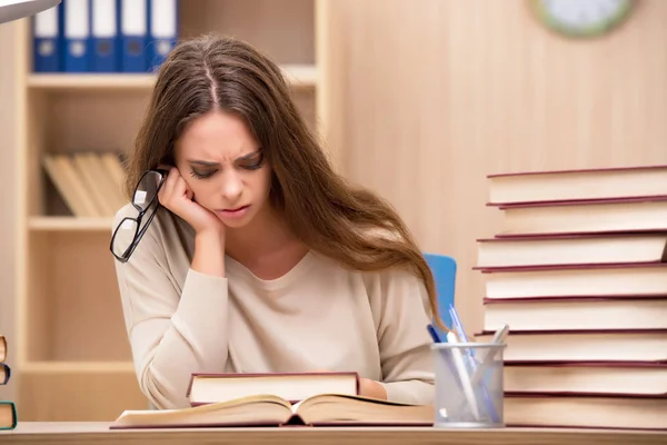 Jovem estudante se preparando para exames universitários — Fotografia de Stock