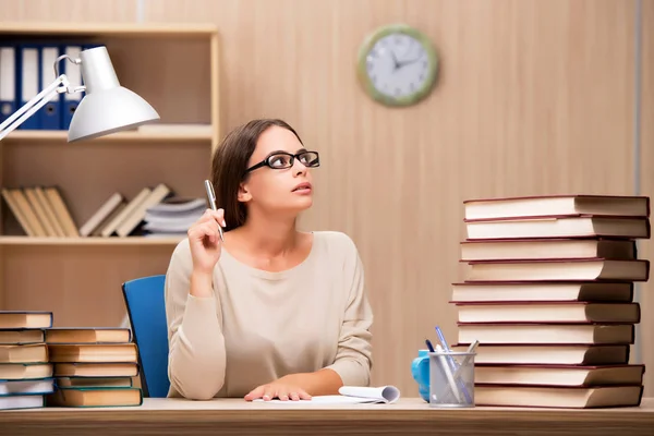 Unga studerande förbereder sig för universitetsprov — Stockfoto