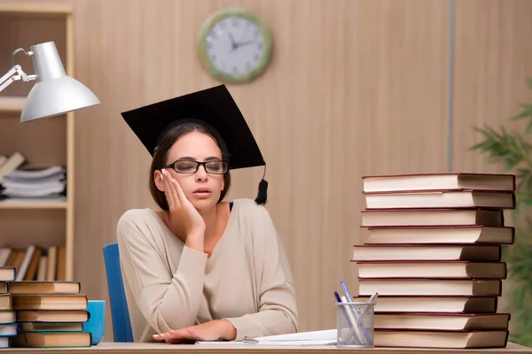 Estudiante joven preparándose para exámenes universitarios —  Fotos de Stock