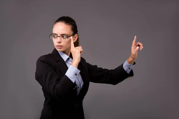 Mujer joven mujer de negocios presionando botones virtuales — Foto de Stock