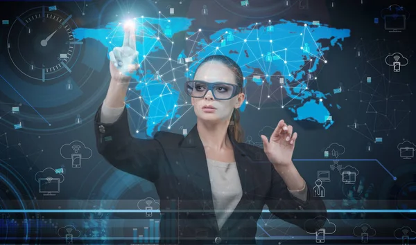 Vrouw virtuele knoppen in te drukken in futuristische concept — Stockfoto