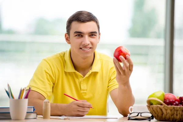 Junge Künstlerin zeichnet Apfel auf Papier — Stockfoto