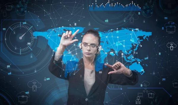 Mujer presionando botones virtuales en concepto futurista — Foto de Stock