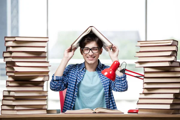 Student mit vielen Büchern bereitet sich auf Prüfungen vor — Stockfoto