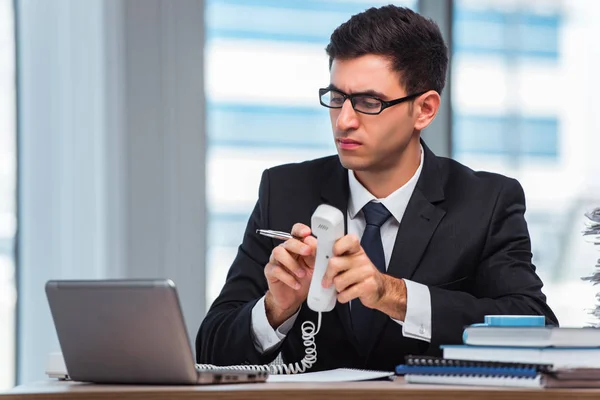 Giovane uomo d'affari che lavora in ufficio — Foto Stock