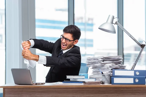 Jeune homme d'affaires travaillant dans le bureau — Photo