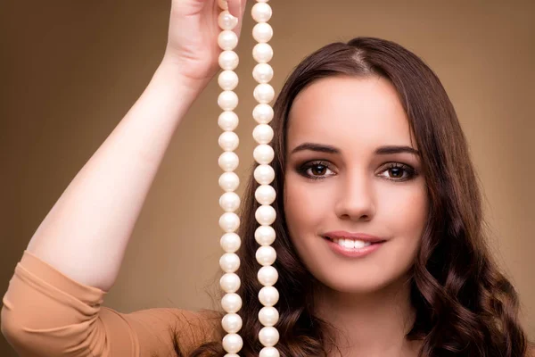 Giovane donna con collana di perle — Foto Stock