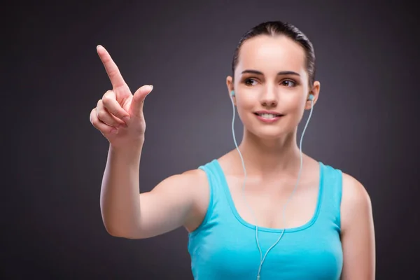 Mujer en concepto deportivo pulsando botones —  Fotos de Stock