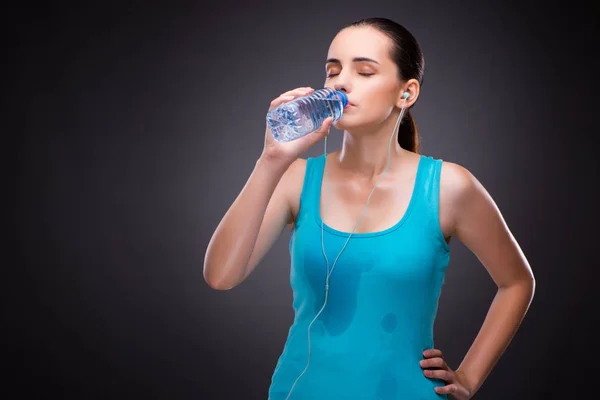 Woman doing sports with bottle of fresh water — Stock Photo, Image