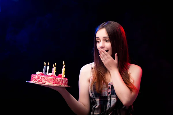 Junge Frau mit Geburtstagstorte auf Party — Stockfoto