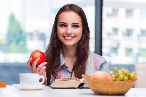 Jong meisje ontbijten op de ochtend — Stockfoto