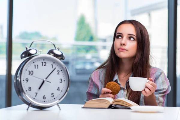 Menina tomando café da manhã na parte da manhã — Fotografia de Stock