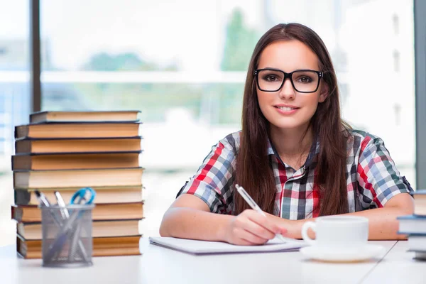 Jonge vrouw student met veel boeken — Stockfoto