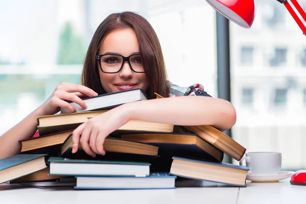 Mladá žena student s mnoha knihami — Stock fotografie