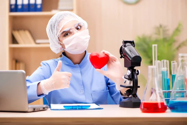 Doctora joven trabajando en el laboratorio —  Fotos de Stock