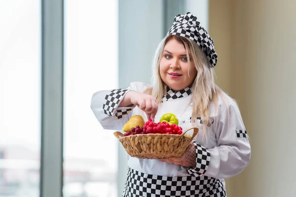 Mulher cozinheiro trabalhando na cozinha brilhante — Fotografia de Stock