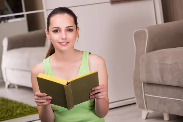 Giovane donna che legge libri a casa — Foto Stock
