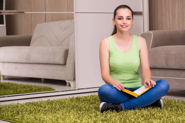 Jonge vrouw thuis boeken lezen — Stockfoto