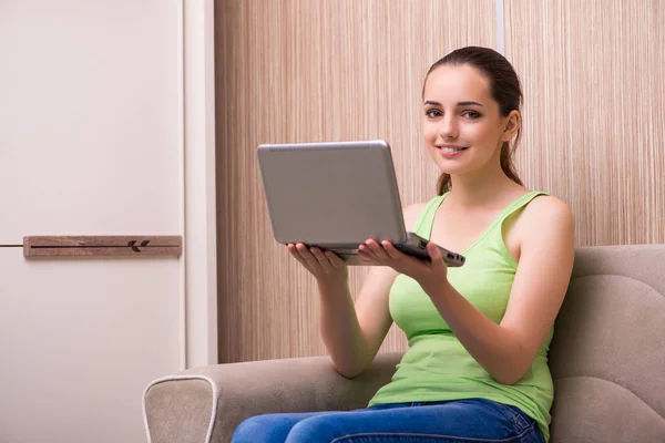 Femeie tânără care lucrează la laptop acasă — Fotografie, imagine de stoc