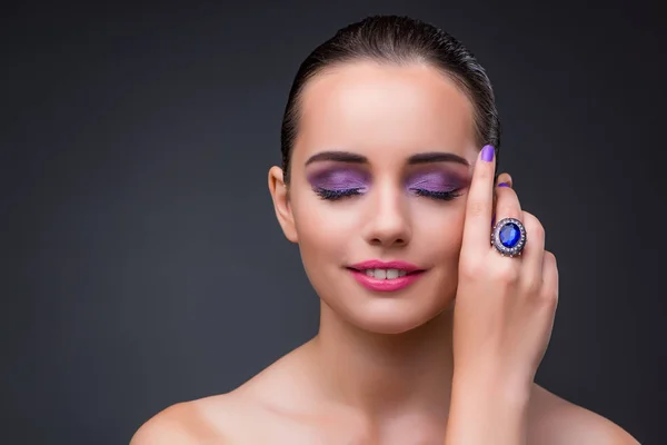 Hermosa mujer en concepto de moda — Foto de Stock