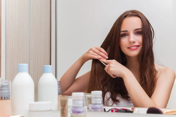 Mujer preparándose para la fiesta — Foto de Stock