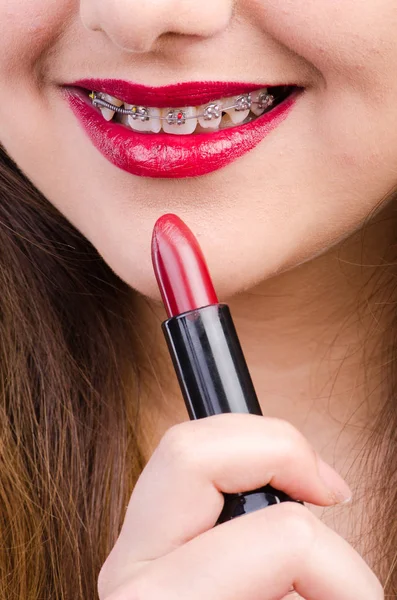 Boca con corchetes y lápiz labial rojo —  Fotos de Stock