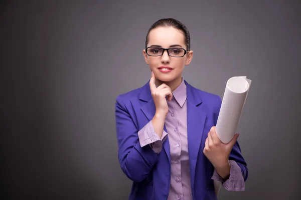 Jeune femme architecte réfléchissant au prochain projet — Photo