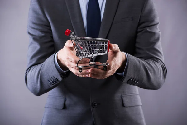 Buisinessman holding carrello nel concetto di shopping online — Foto Stock