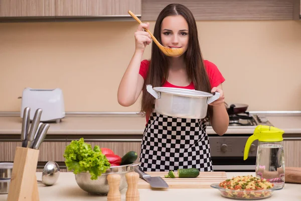 Jovem dona de casa trabalhando na cozinha — Fotografia de Stock